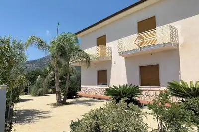 Image de maison calme de vacances de 93m2, 5min à la plage de sable, bas pour 6 personnes