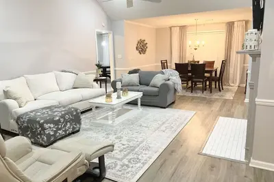 Image de Updated Home on Creek *3 King Beds* 4 mi to Ua