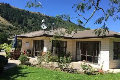 Image de Sunny family farm house 1 minute to river and Great Taste cycle trail