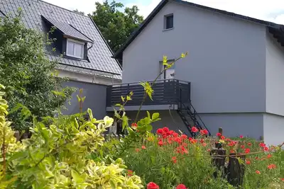 Image de Moderne Ferienwohnung mit Wohn-esszimmer und GroĂźem Led-fernseher