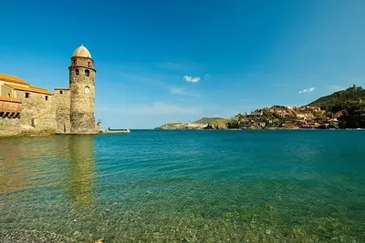 Image de Mas dans les pêchers et cabane chambre dans l'arbre