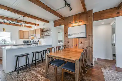 The Surfsonian - 2nd Row Beach House - Dog Friendly