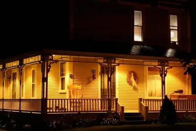 Image de The century wooden yellow house, with Ac, fireplace near mountains and lakes.