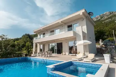 Amazing 3 bedroom home w\/ pool in Budva