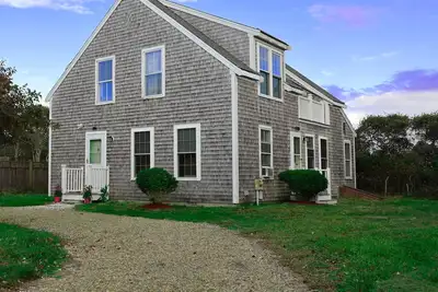 Image de Nantucket Salty Nest- 3 bedroom 2. 5 bathrooms in Tom Nevers. Sleep 7