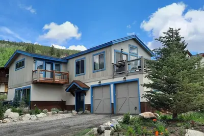 Image de Mountain Chalet w private hot tub, walk to slopes. Pet Friendly. \nSleeps 6