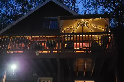 Rustic Chalet pet friendly and close to all Nh has to offer.
