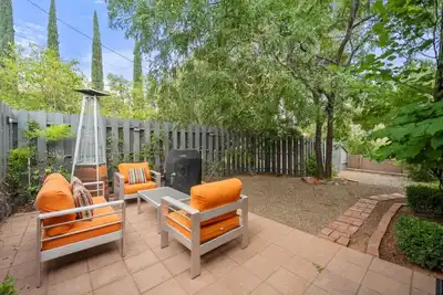 Image de Quaint Uptown Bungalow, Updated, Close to Shopping