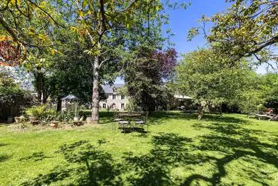 Image de Maison Bellini - Beau jardin arboré et fleuri