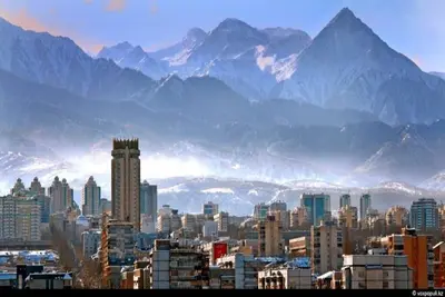 Image de Vue sur la montagne profiter au milieu de la vie d'Almaty