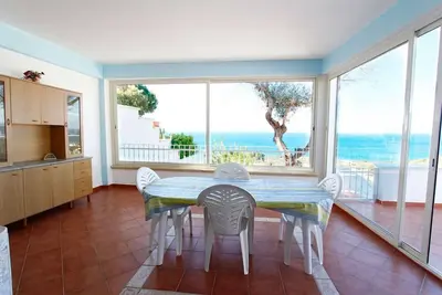 Maison calme, ensoleillé, avec une vue dégagée sur la mer.