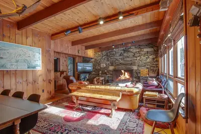 Image de Kilbourne Lodge︙Mid-Century Chalet @ Killington Rd - Pet & Family Friendly