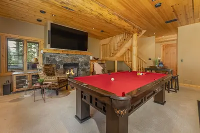 Image de Luxury Log Chalet | Pool + Private HotTub | Ski In/Out | Overlooking Greywolf Gc