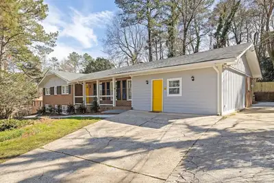 Image de Grand Family Escape: 6 Bedrooms, Open-Concept Design, and a Dedicated Game Room