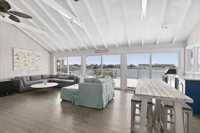 Image de Waterfront Hamptons Paradise, Steps to Beach