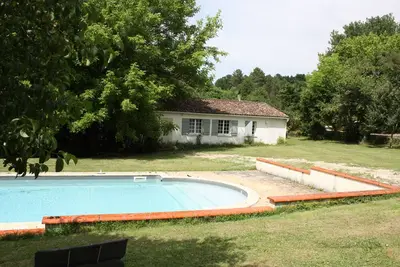 Image de gite au milieu des bois avec piscine chauffée partagée