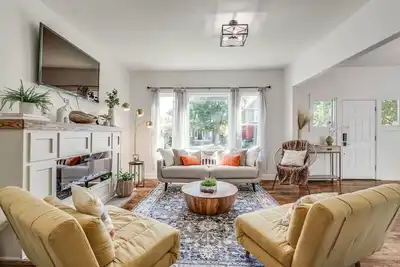 Image de Newly Renovated Villa|🚶1min from Plaza District|Hot Tub|🎱Pool Table|🐶Friendly