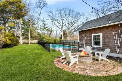 Image de Renovated Bellport Village home