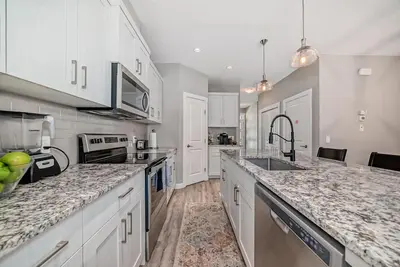 Image de 3Bedroom+1 Southeast Calgary Pet Friendly FreeParking Wifi Sleeps 8 Fenced Yard