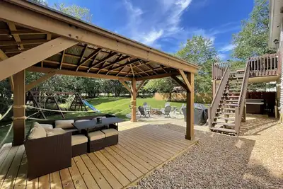 Image de Spacious Pocono Home w/ A/C | Hot Tub | FirePit | Gazebo | Playground | Grill