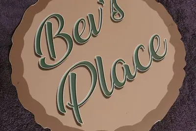 Image de Bev's Place - a quaint tiny house in a secure community with amenities to enjoy!