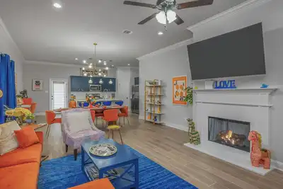 Image de Groovy, New & Modern! Tv in each room.