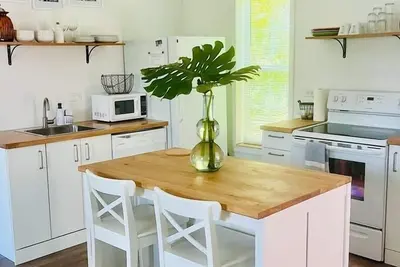 Image de Cozy serene affordable loft in a quiet neighborhood 15-20 minutes to the beach!