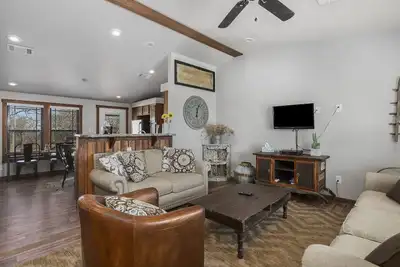 Image de Private Modern Hill Country Cabin on 17 acres close to downtown Fredericksburg.
