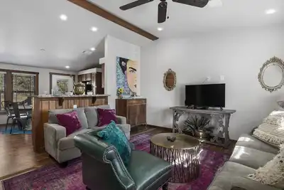 Image de Private Modern Cabin #2 of 3 on 17 acres close to downtown Fredericksburg.