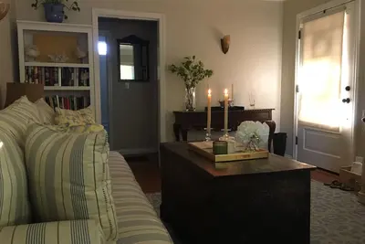 Image de Beachy feel with easy downtown access - 31 day minimum