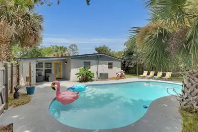 Image de Large Pool🐬Billiards🎱Hammock & Grill 🔥Mural🦋Comfy Mattresses🔥Sleeps 10!