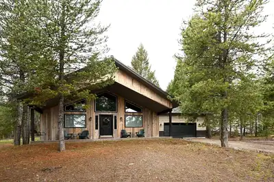 Image de Melvin's Retreat, Sleeps 12, 19 Miles to Ynp!