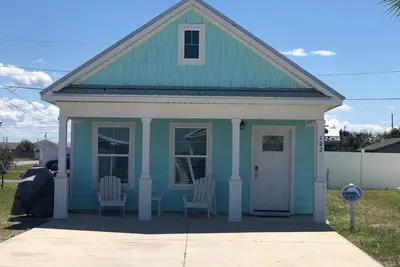 Image de 2 bed/ 2bath cottage w/ pool access and steps to beach