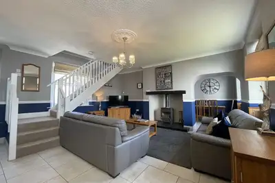 Bridge Cottage -  a cottage that sleeps 6 guests  in 3 bedrooms