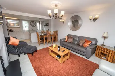 Bridge House Apartment 1 -  an apartment that sleeps 6 guests  in 3 bedrooms