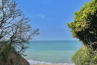 Image de Appartement à 150 m de la plage avec grande terrasse et jardin clôturé.