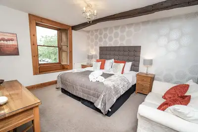Bridge House Apartment 2 -  an apartment that sleeps 6 guests  in 3 bedrooms