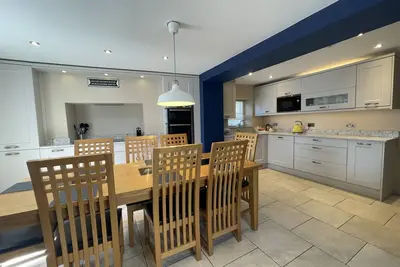 Bridge House -  a house that sleeps 8 guests  in 4 bedrooms