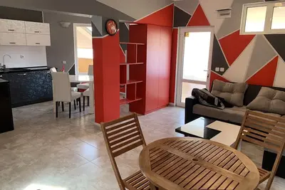 Comfortable 2 bedroom  fully futnished apartment with terrace. 5 min from beach!