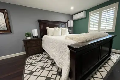 Image de Getaway Suite-Hot Tub! -5 miles from Beach!