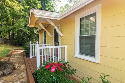 Image de Enjoy the sunrise from quiet spot on Lake Lure - no lake access til May 2026