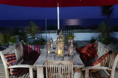 Image de Oceanfront Bliss with Spacious Family Retreat with Views.