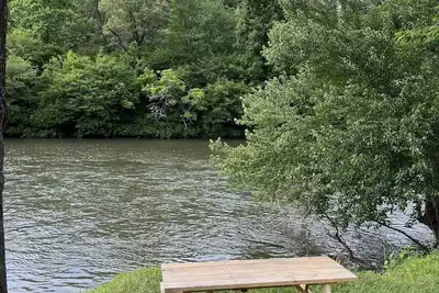 Image de 5br 4 Ba 3800 sf Riverfront Mtn Lodge on 5 acres w Gameroom, Hot Tub, Fire Pits