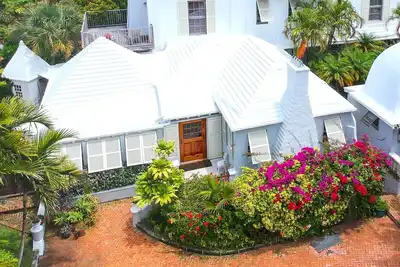 A spacious, unique Bermuda haven with access to large crystal swimming caves.