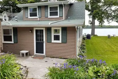 Image de Lakefront sleeps 4-6. Msu events, weddings, golf, close to East Lansing. Fish!