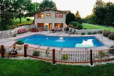 Image de Exquisite Private Estate sur 250 Acres w / Pool, bain à remous, et Grange événement