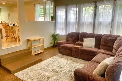 Image de Heart of town full house with large yard and ample parking