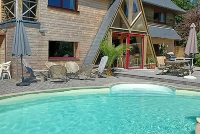 Image de Grande maison bois isolée paille avec piscine  près  de la côte de granit rose