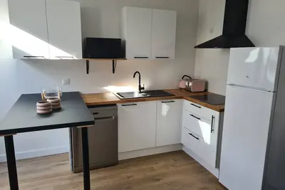 Image de Appartement cosy avec parking gratuit, Ă 15 min du vieux port
