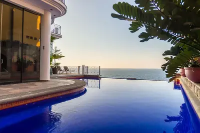 Premium Ocean Front Estate, 10 BRs, Chef, Gym, Pool, Staff, 13, 000 sq ft